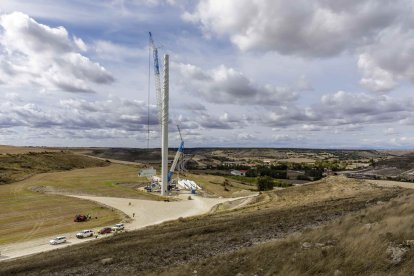 Iberdrola instalando el primer aero del complejo eólico Herrera II Burgos en las cercanías del nuevo parque de Buniel.