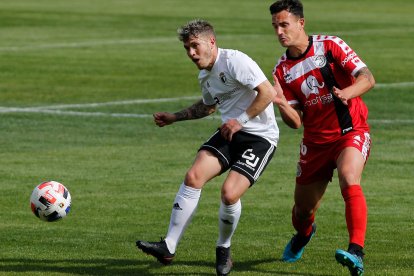 Juanma cambia el juego en el partido ante el Unionistas. SANTI OTERO