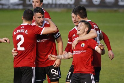 Juanma celebra con sus compañeros el primer gol del encuentro. SANTI OTERO