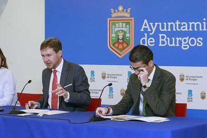 Javier Lacalle, presentó ayer los datos de 2016 relativos a los eventos celebrados en Burgos acompañado por el director de la Oficina de Congresos, Javier Peña y la edil de Turismo, Carolina Blasco.-RAÚL G. OCHOA