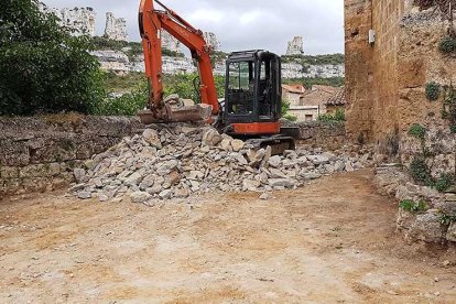 Se ha iniciado la primera fase de pavimentación del pueblo, tras haber concluido el vallado de la carretera y el parking.-ECB