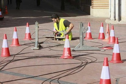 Imagen de un trabajador en la Plaza Mayor.-RAÚL G. OCHOA