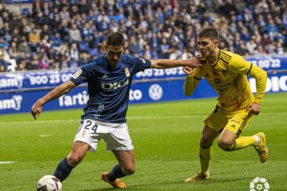 Pinchi trata de robar el balón al jugador del Real Oviedo que lo aparta con la mano. LaLiga