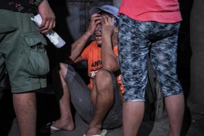 Un familiar llora a una víctima de una operración policial antidroga en Manila, el 17 de agosto.-EFE / EZRA ACAYAN