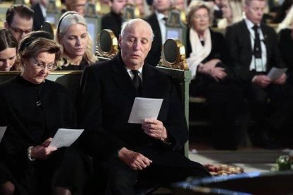 Harald de Noruega y su mujer, en el funeral de su exyerno.-AP / VIDAR RUUD