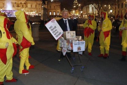 Manifestantes contra la cumbre de la OTAN y la visita del presidente de Estados Unidos, Donald Trump, este martes en Londres.-ALASTAIR GRANT (AP)