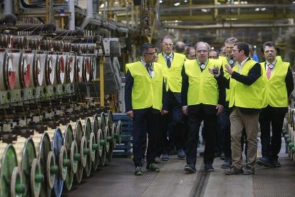 Juan Vicente Herrera, en el centro, recorre uno de los pasillos de la empresa Ubisa.-RAÚL G. OCHOA