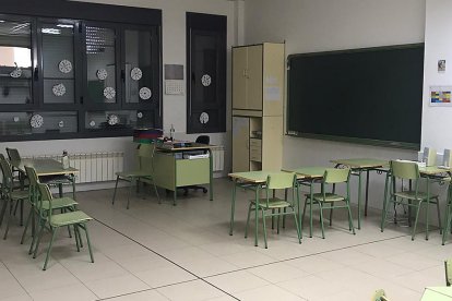 Tordómar cuenta con espacio suficiente en sus aulas para mantener separados a los dos grupos de
5 y 7 alumnos con que cuentan. ECB
