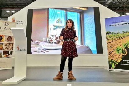 Charo Arnaiz, de Bodega Carrillo de Albornoz, durante su intervención ayer en Fitur.-ECB