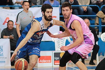 Arévalo inicia el movimiento ofensivo en un partido de la pasada temporada.-MELILLA BALONCESTO