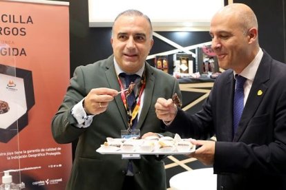 Rafael González, gerente de la IGP Morcilla de Burgos, en el Salón Gourmets junto al viceconsejero de Desarrollo Rural y director general de Itacyl, Jorge Llorente. ECB