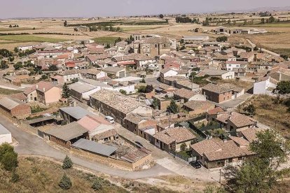 Vista aérea de la localidad de Padilla de Abajo, en la que destaca la iglesia de los Santos Juanes.-ISRAEL L. MURILLO