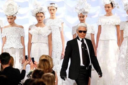 Karld Lagerfeld, en uno de sus desfiles de Chanel.-REUTERS / JACKY NAEGELEN