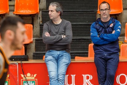 José Manuel Naveira, responsable deportivo del Tizona, junto al técnico Diego Ocampo en un entrenamiento. SANTI OTERO