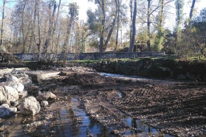 Imagen de la presa de Los Trampones, junto al puente de la autovía de ronda.-ECB