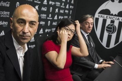 Pako Ayestarán, la presidenta Layhoon Chan y el director deportivo García Pitarch, el día de la presentación del primero, en marzo pasado.-MIGUEL LORENZO