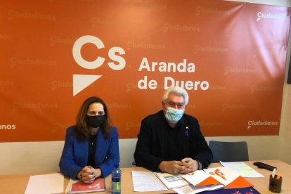 José Ignacio Delgado y Elia Salinero en la rueda de prensa celebrada hoy en Aranda. ECB