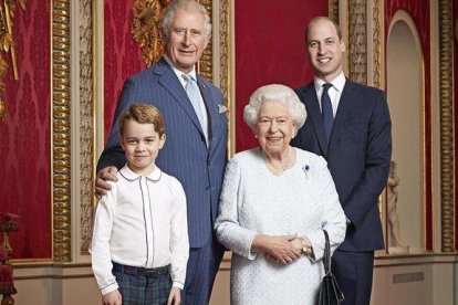 Isabel II y sus tres herederos, en una imagen tomada en diciembre del 2019.-RANALD MACKECHNIE