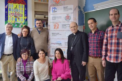 Docentes de los centros que participan en este plan posan en una de las aulas del colegio San Pedro y San Felices.-ISRAEL L. MURILLO