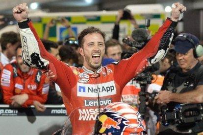 Andrea Dovizioso celebra su victoria en el Gran Premio de Catar.-EFE / NOUSHAD THEKKAYIL