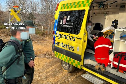 Sin poder caminar por la inflamación y el fuerte dolor, la mujer fue porteada por relevos hasta la ambulancia. ECB