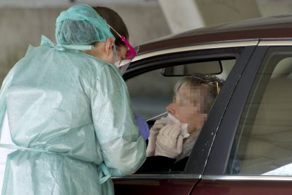 Imagen de uno de los test rápidos realizados en vehículos. ISRAEL L. MURILLO