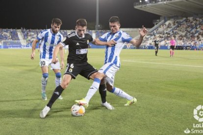 Raúl Navarro protege el balón. LALIGA