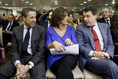 Eduardo Zaplana, Ana Botella e Ignacio González, en el Club Siglo XXI, el 2 de diciembre del 2013.-EFE / JUANJO MARTÍN