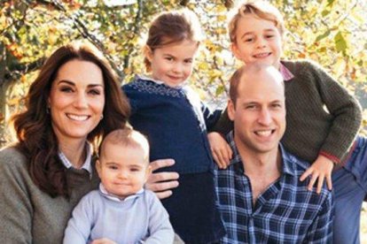 Los duques de Cambridge con sus hijos, Jorge, Carlota y Luis.-KENSINGTON PALACE