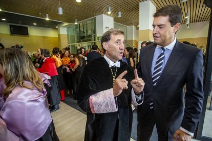 Gómez e Ibáñez instantes previos al acto de apertura del nuevo curso académico.-SANTI OTERO