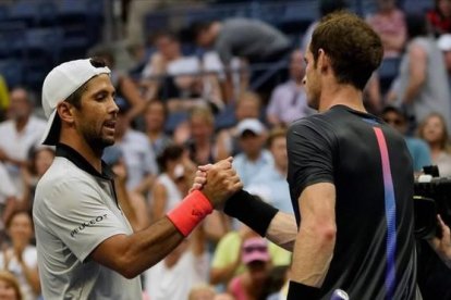 Fernando Verdasco y Andy Murray se saludan tras el partido.-ROBERT DEUSTCH