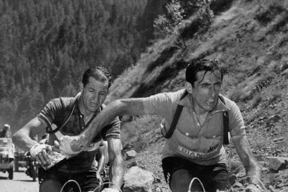 Gino Bartali, a la izquierda, en una histórica imagen junto a Fausto Coppi. ¿Quién dio el botellín a quién? El enigma sigue y seguirá.-EL PERIÓDICO