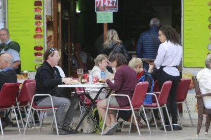 Una camarera atiende varias mesas en una terraza en la plaza del Rey San Fernando.-RAÚL G. OCHOA