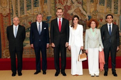 Isidro Fainé, presidente de la “la Caixa”; Íñigo Méndez de Vigo, ministro de Cultura, Educación y Deporte; los reyes Felipe y Letizia, Carmen Iglesias, directora de la Real Academia de la Historia y José María Álvarez-Pallete, presidente de Telefónica-EL PERIÓDICO