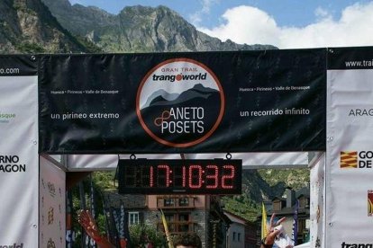 Daniel Amat entra victorioso en la meta de Benasque-PRAMES