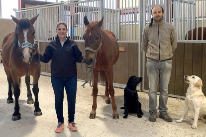 Sara y Pablo posan con algunos de sus animales.-MIL ENCINAS