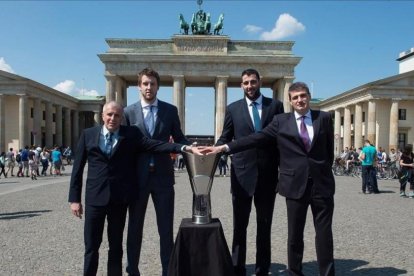 Obradovic y Vesely (Fenrbahçe) y Bourousis y Perasovic (Baskonia) posan en la puerta de Brandenburgo con el trofeo-RODOLFO MOLINA / GETTY IMAGES