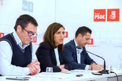 Jesús Puente, Esther Peña y Daniel de la Rosa en la presentación de la PNL sobre la Facultad de Medicina para Burgos. TOMÁS ALONSO