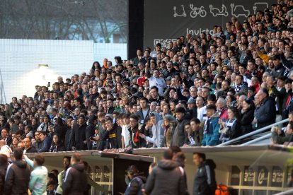 La grada de tribuna protesta en El Plantío. TOMÁS ALONSO