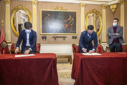 Firma entre el Ayuntamiento y la Plataforma para la Edificación Passivhaus. SANTI OTERO