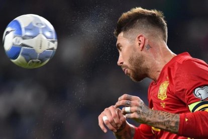 Sergio Ramos cabecea durante el Italia-España disputado en Turín.-AFP / GIUSEPPE CACACE