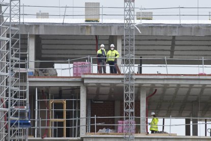 Un grupo de obreros trabaja en una construcción. ISRAEL L. MURILLO