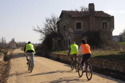 Los cicloturistas ya conocen la vía y la utilizan de forma habitual.-G.G.