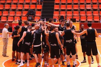 Los jugadores del San Pablo se saludan al final de un entrenamiento en El Plantio al comienzo de la temporada. MARÍA GONZÁLEZ