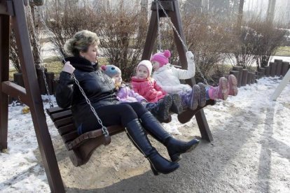 Una mujer y tres niños disfrutan del día de sol, sin bombas, en Donetsk.-Foto:   EFE / ALEXANDER ERMOCHENKO