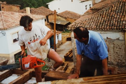 El párroco (izqda) en una foto de su archivo personal en del arreglo de la iglesia de Puentedura. F.G.