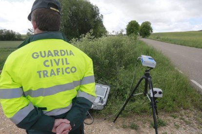 Un agente duante un control de velocidad.-RAÚL G. OCHOA