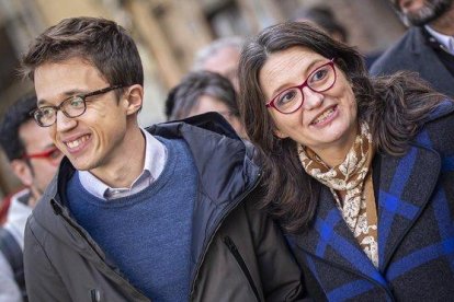 Íñigo Errejón, candidato de Más País, con la líder de Compromís, Mónica Oltra, este viernes en Valencia-MIGUEL LORENZO