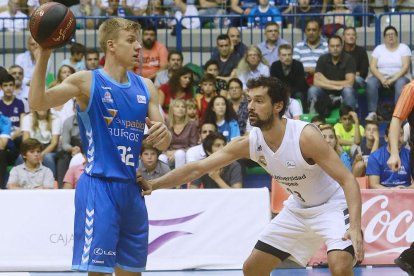 Jaramaz busca línea de pase ante la defensa de Sergio Llull.-RAÚL OCHOA