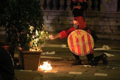 Uno de los manifestantes prendiendo fuego.-FERRAN NADEU